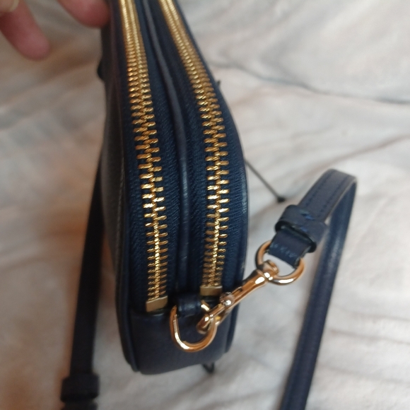 Coach Double zip crossbody navy blue with gold hardwear. EUC 7x4x2.5 - Picture 4 of 7